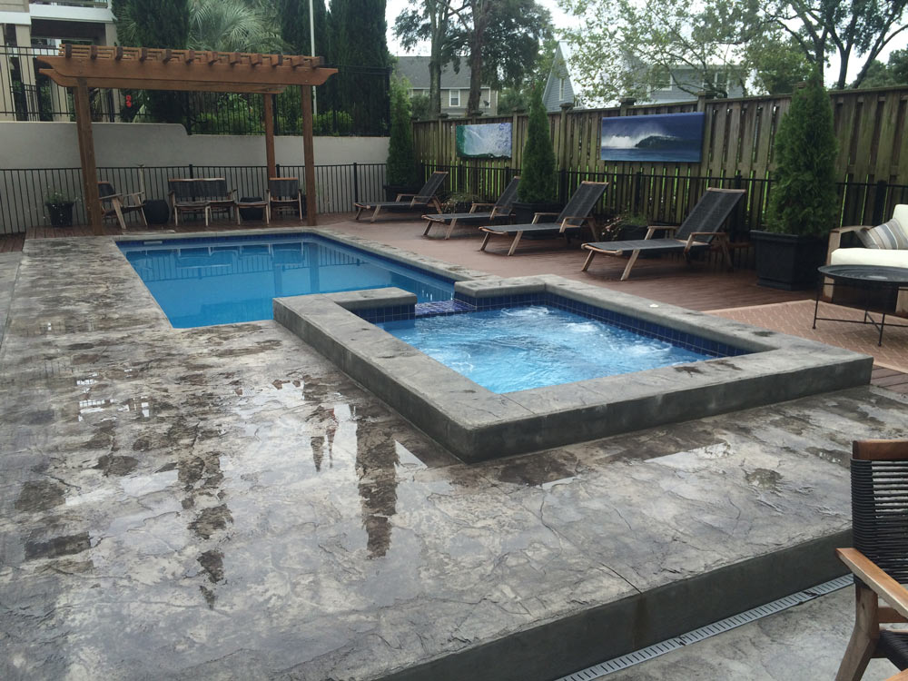 Royal Spillover Spa 7'8" x 9'8"