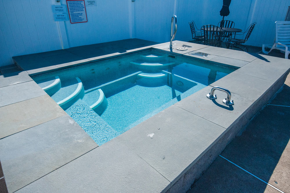 Royal Spa 7'8" x 9'8"