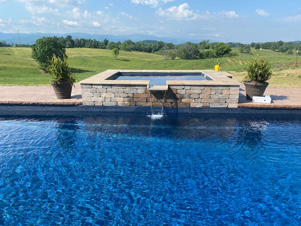 Royal Spillover Spa 7'8" x 9'8"