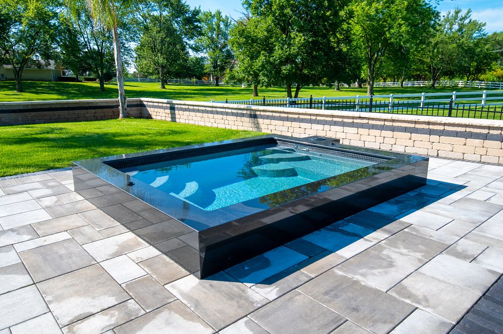 Royal Spa 7'8" x 9'8"